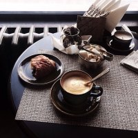 kawa z przekąską na stoliku w kawiarni